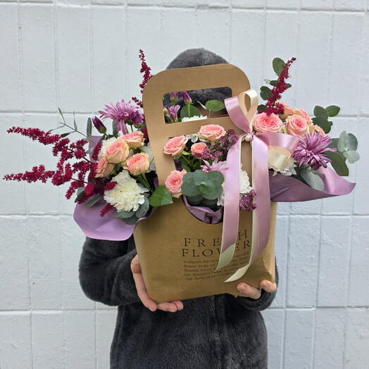 Цветы в сумке «FRESH FLOWER» с розой, гвоздикой, хризантемой, астильбой, лимониумом