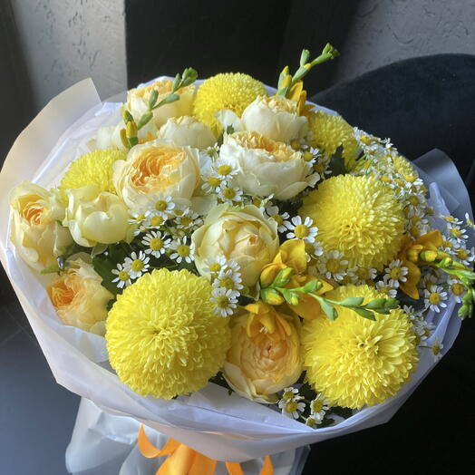 Авторский букет с хризантемой, ромашками, пионовидными кустовыми розами и ароматными фрезиями