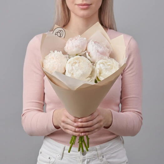 Букет из 5 кремовых пионов Bowl of Cream Premium в
кремовой упаковке