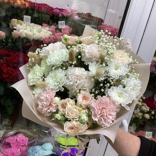 Коктейльный букет из роз и хризантем