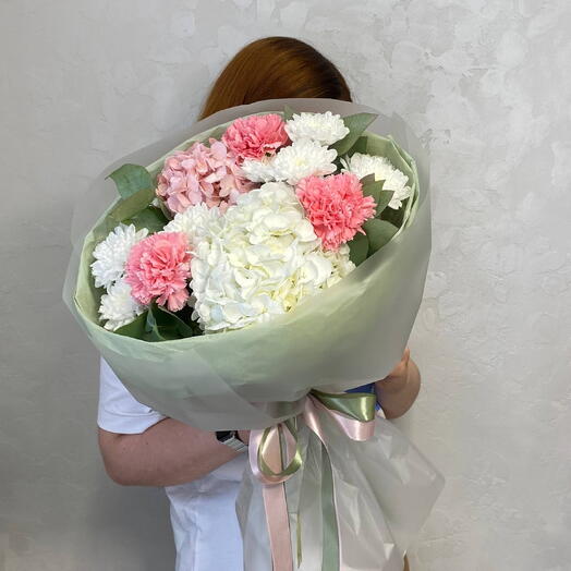 Букет с гортензиями и диантусами