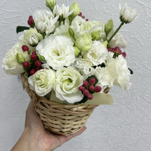 Корзиночка КОМПЛИМЕНТ с гиперикумом и эустомой