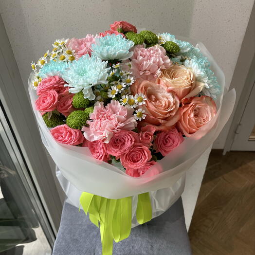 Дофаминовый букет с кустовыми розами, ромашками, диантусами и хризантемой