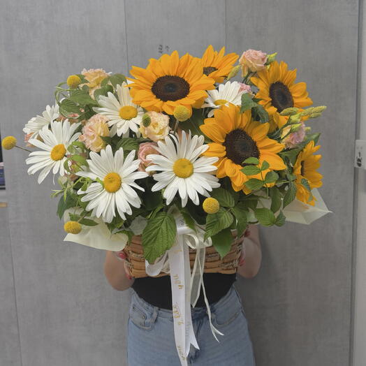 Композиция в корзине с подсолнухом и ромашками 🩷💛🩵💚🧡