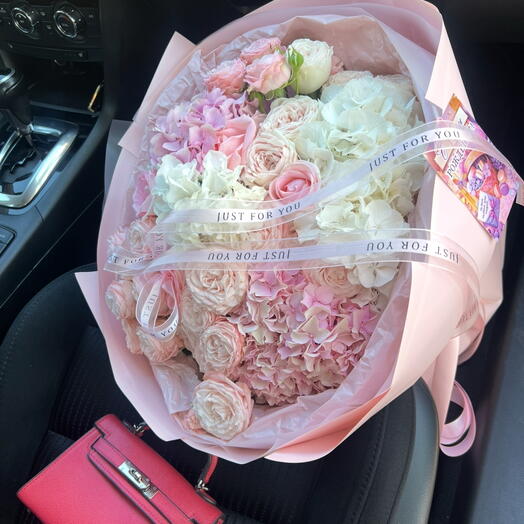 Нежный сборный букетик из гортензии и кустовых роз 🌸