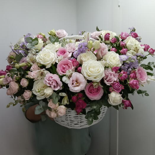 Композиция в корзине роза, роза пионовидная кустовая, маттиола, эустома, эвкалипт, альстромерия
