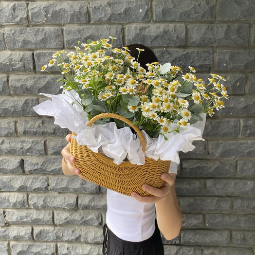 Летняя композиция в плетеной корзинке с ромашками