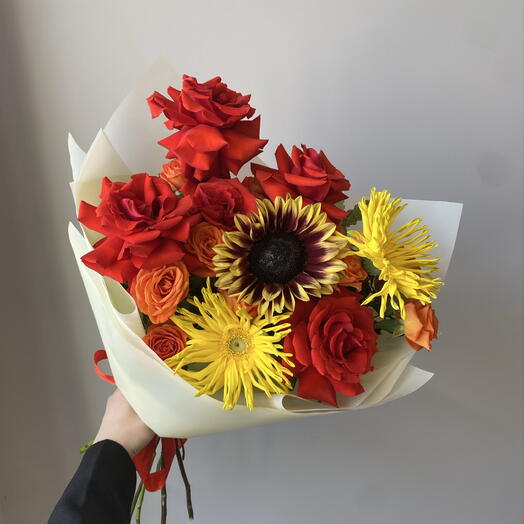 Яркий букет с подсолнухом