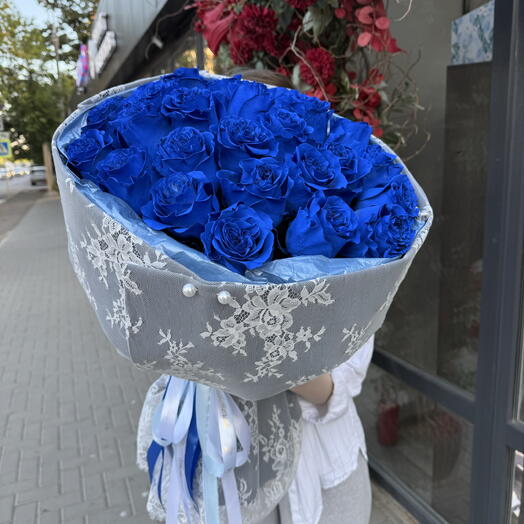 Букет из 25 синих роз в кружеве