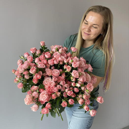 Букет из нежно розовых кустовых роз