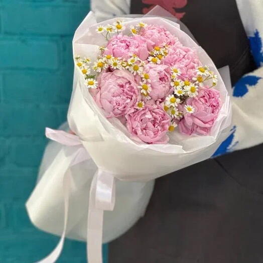 Букет  из 7 пионов и ромашки