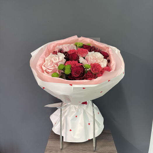 Букет с французскими розами, альстромерия, сантини, роза кустовая