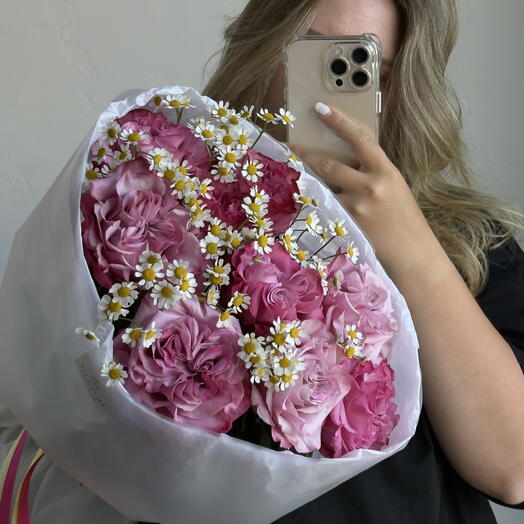 Букет из пионовидных роз и ромашки