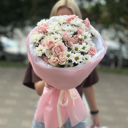 Букет кустовые розы и ромашка 🥰