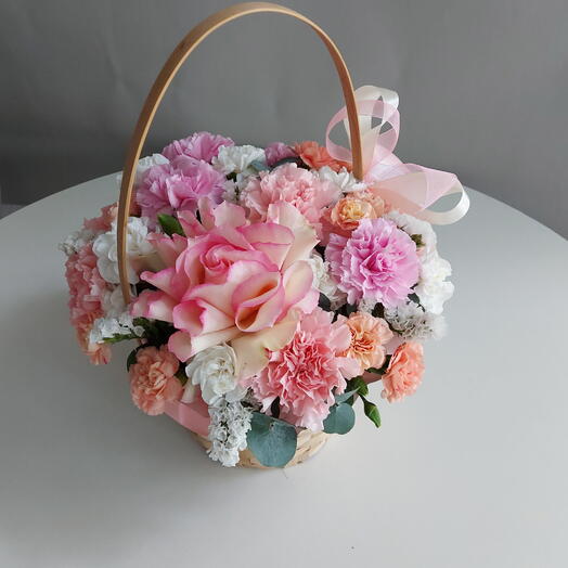 Корзиночка с диантусами, французской розой, статицей