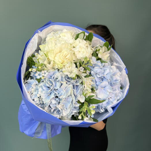 Букет с голубой и белой гортензией и оксипеталумом 🩵💙🩵