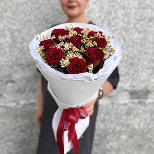 Красные розы с ромашками