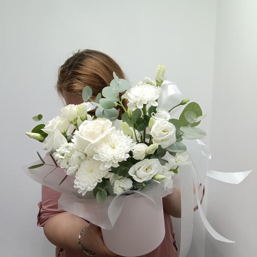 Композиция в шляпной коробочке маттиола, эустома, роза, хризантема, эвкалипт