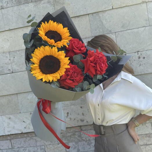 Букет «Солнечное тепло и французская нежность 🌹🌻»из подсолнухов, французских роз Нина и эвкалипта» 💐