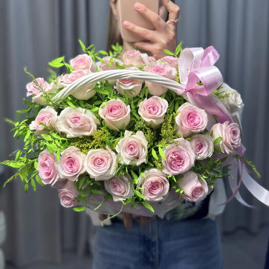 Плетёная корзина из 29 нежных кенийских роз