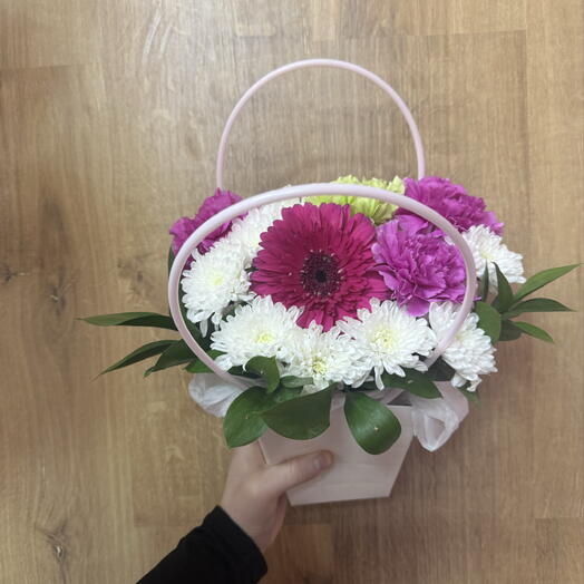 Композиция с герберой и кустовой хризантемой