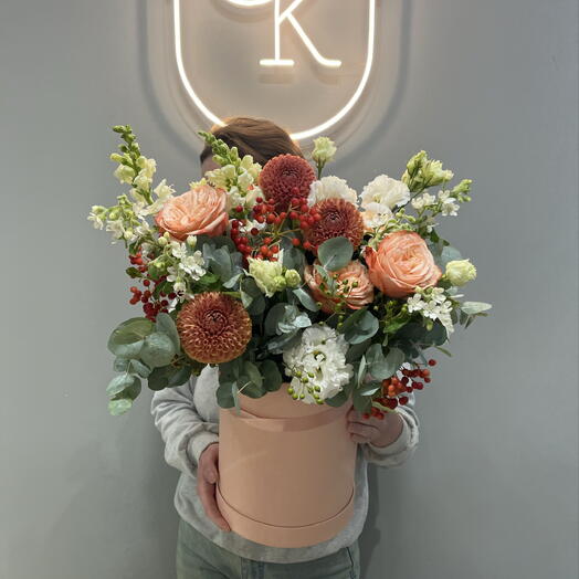 Премиальная композиция с пионовидными розами и георгинами