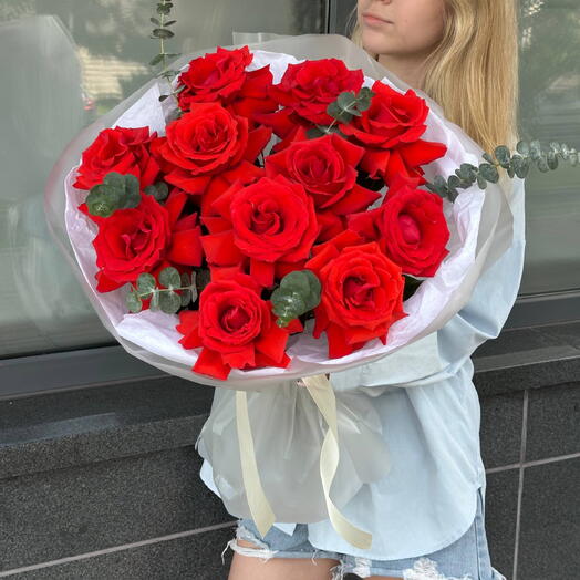 Яркий букет с алой французской розой