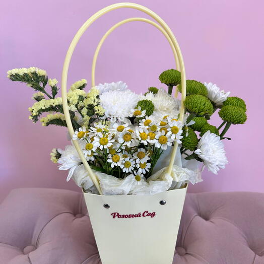 🌼 Нежный букет в сумке с хризантемами и ромашками