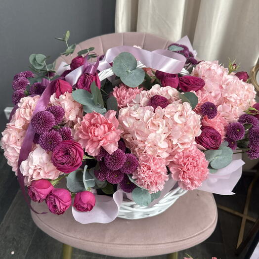 Корзина большая с цветами ( гортензия, кустовые розы, диантусы)