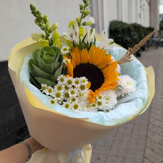 Букет из подсолнуха, хризантемы, брассики, ромашки, альстромерии, антирринума