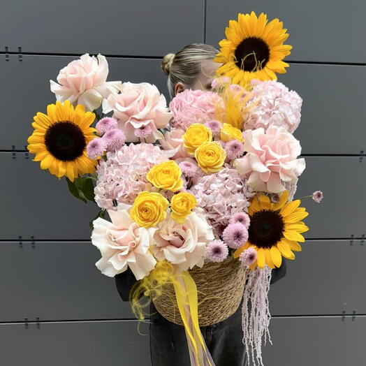 Яркая композиция с подсолнухами в корзине🌻🌸