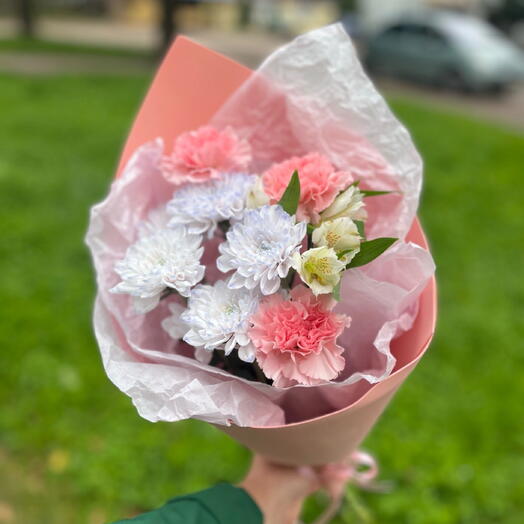 Сборный букет с хризантемой и альсьромерией