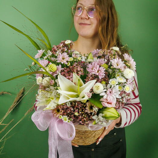 Корзина с лилией и хризантемой