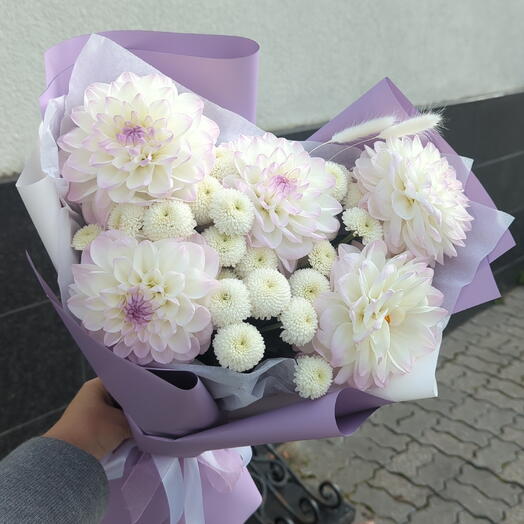 Букет "Рафаэлка" из георгинов, хризантемы Ньютон и лагуруса 💜
