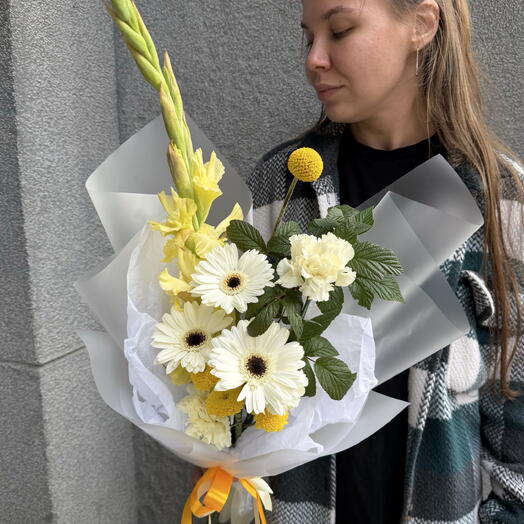 Букет в коробке: кустовая хризантема Лимончелло, гербера, гладиолус, гвоздика, краспедия, малина