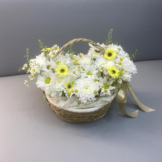 Лукошко любви 🌸 нежная композиция из кустовых хризантем и  матрикарии
