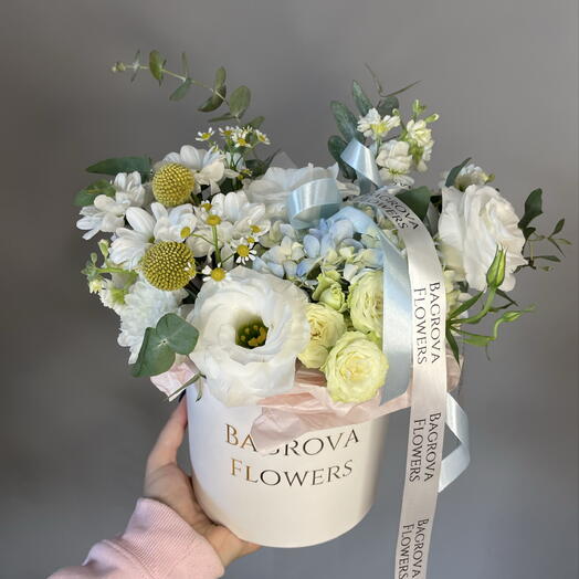 Шляпная коробка «Нежная» с эустомой, гортензией, эвкалиптом и ромашкой