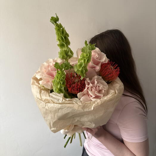 Букет с розами, нутаном и молюцеллой