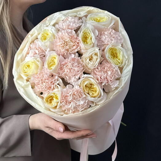 Сливочные пионовые розы и диантус (гвоздика)