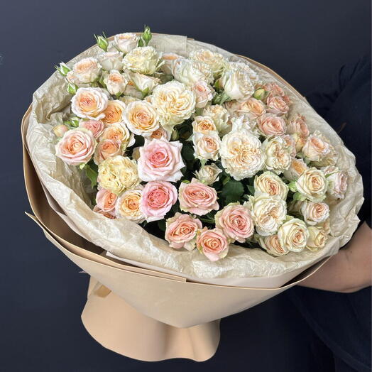 Нежный микс из 15 кустовых роз