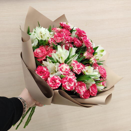 Букет пестрых роз и альстромерий 💕