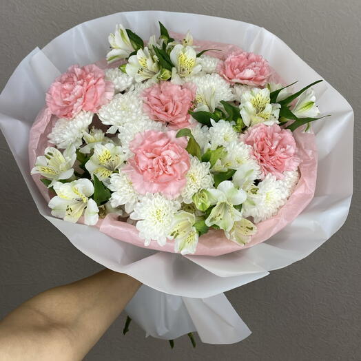Воздушный поцелуй 🌸 милый сборных букет из кустовых хризантем, диантусов и альстромерий