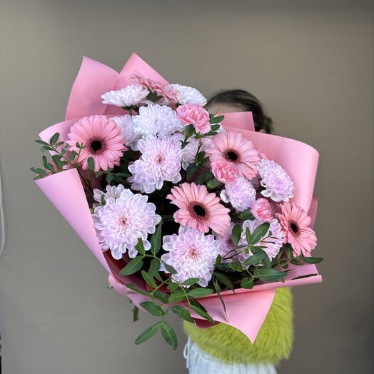 Букет розовая геребера и крашеная хризантема 🌸