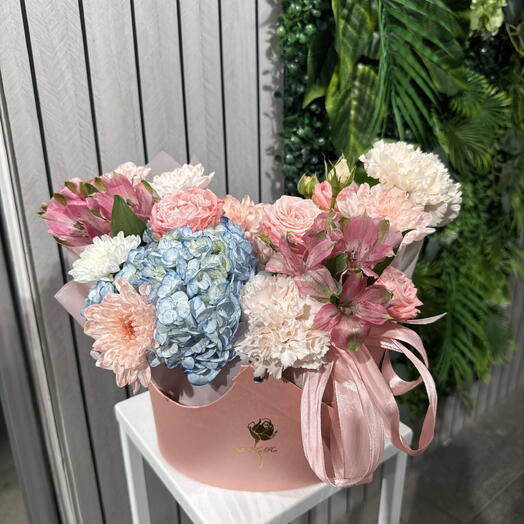 Композиция с гортензией и кустовой розой🌸 15004