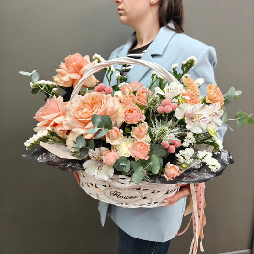 Цветы в корзине Сладкая карамель с французской розой Кахала, пионовидная роза
