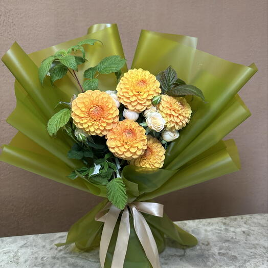 Букет с оранжевыми георгинами 🧡