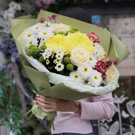 Шикарный букет из одноголовых и кустовых хризантем, сантини и роз