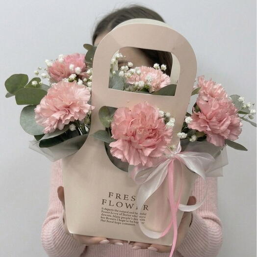 Композиция в сумочке с диантусами и гипсофилой💐