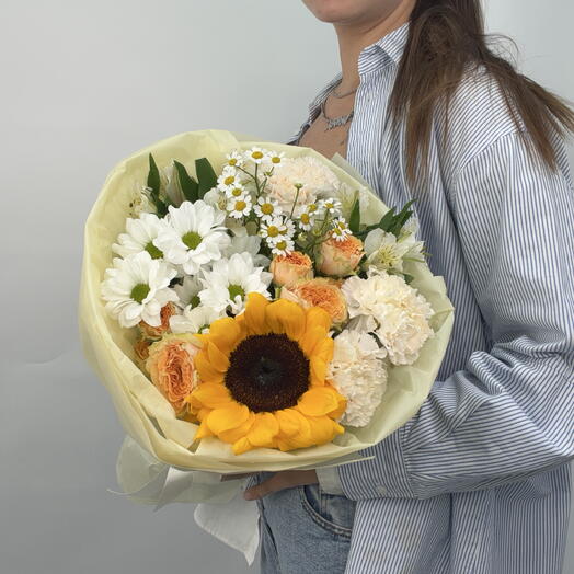 Сборный букет с подсолнухом 🌻