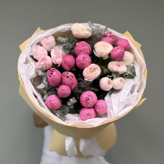 Нежный букет из пионовидной кустовой розы микс Silva Pink и Mensfild park с ароматным эвкалиптом